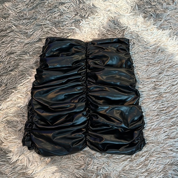 Fashion nova ruched leather skirt - Picture 3 of 3
